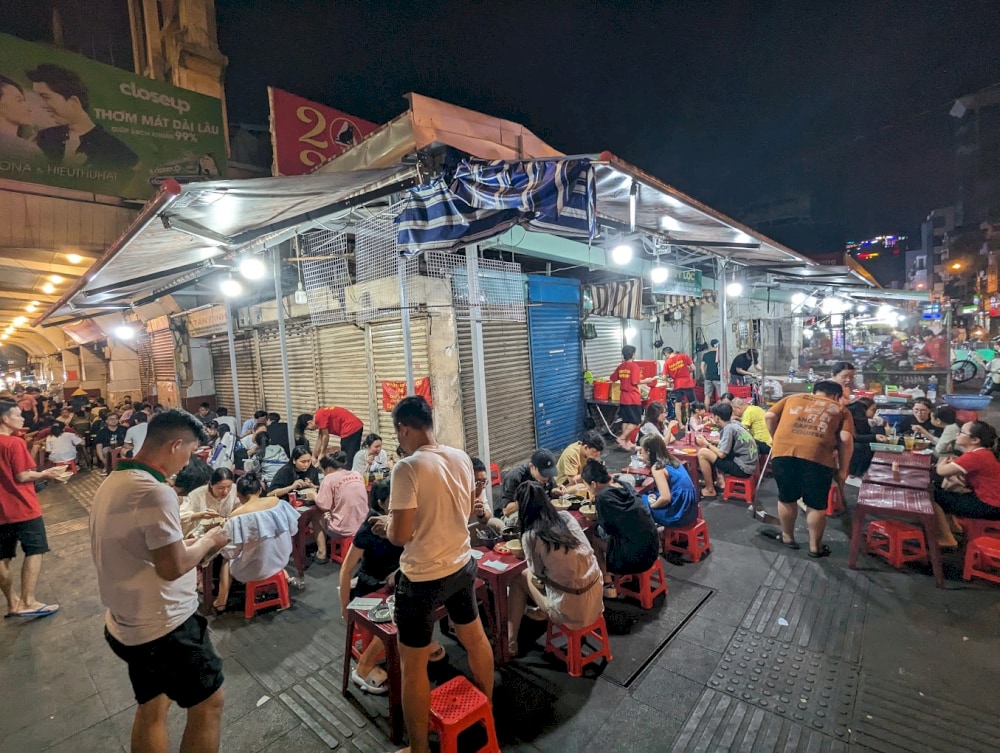 カエルのお粥 (chao ech) はこの市場の特産料理です